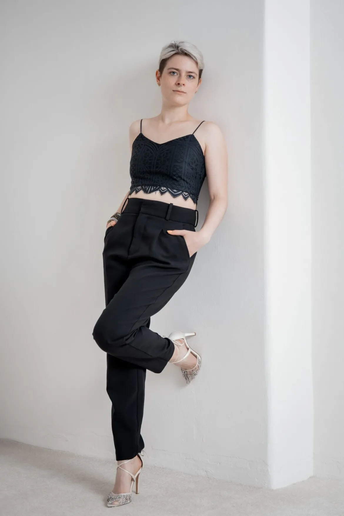 Kurzes Boho Top mit Bogenkante – Calista Cropped Black noni
