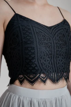 Kurzes Boho Top mit Bogenkante – Calista Cropped Black noni