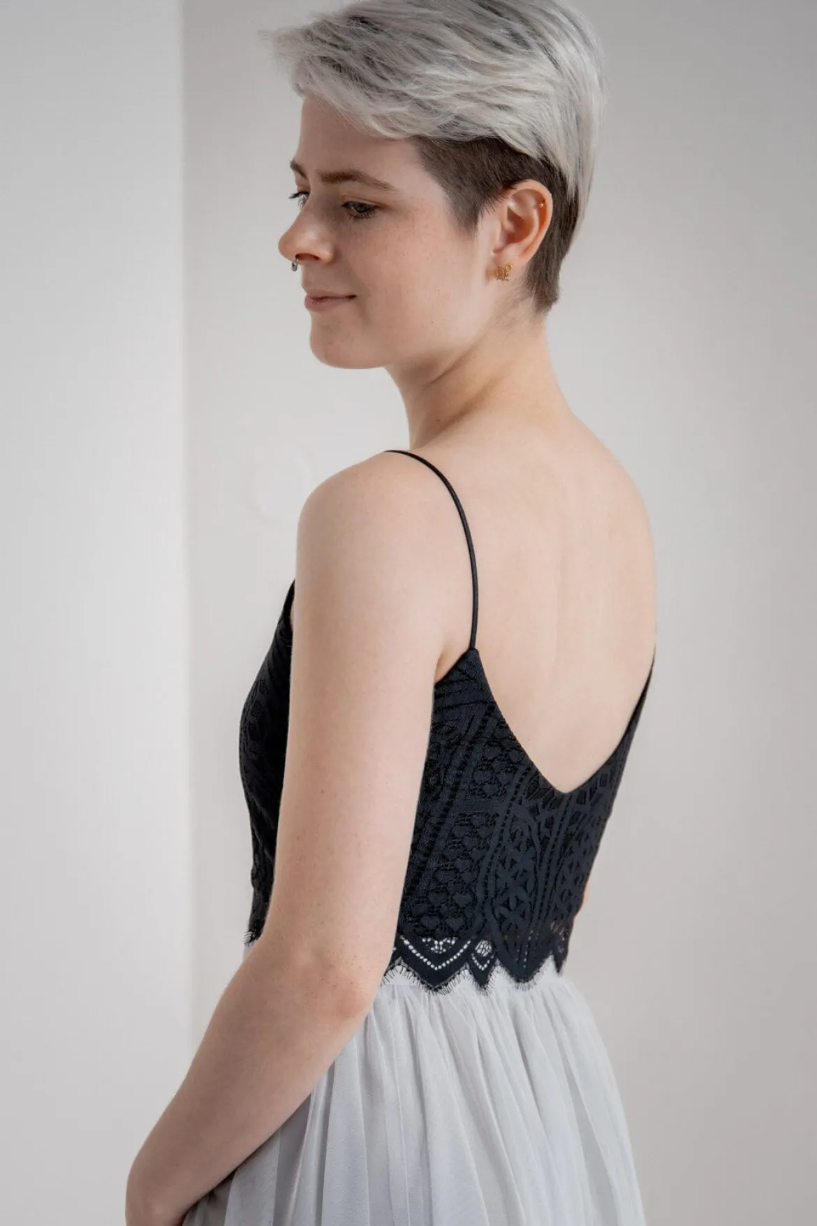 Kurzes Boho Top mit Bogenkante – Calista Cropped Black noni