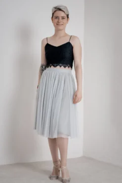 Kurzes Boho Top mit Bogenkante – Calista Cropped Black noni