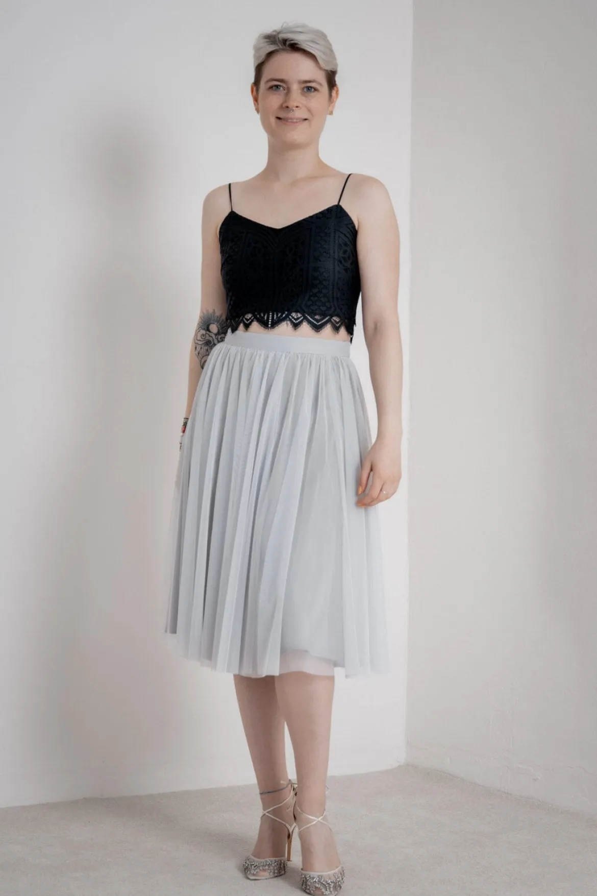 Kurzes Boho Top mit Bogenkante – Calista Cropped Black noni