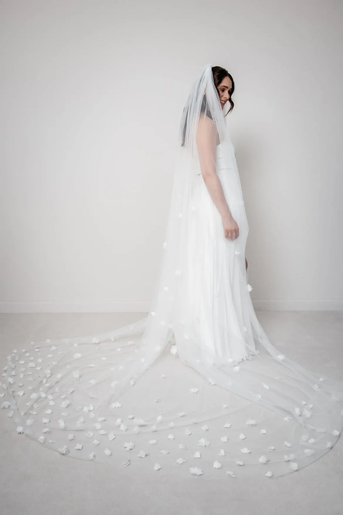 Langer Schleier mit Blüten | The Perfect Bridal Company
