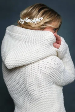 Leichter Brautmantel aus Strick mit Kapuze in Ivory