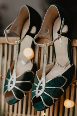 Offener Brautschuh in Tannengrün und Gold - Mimosa