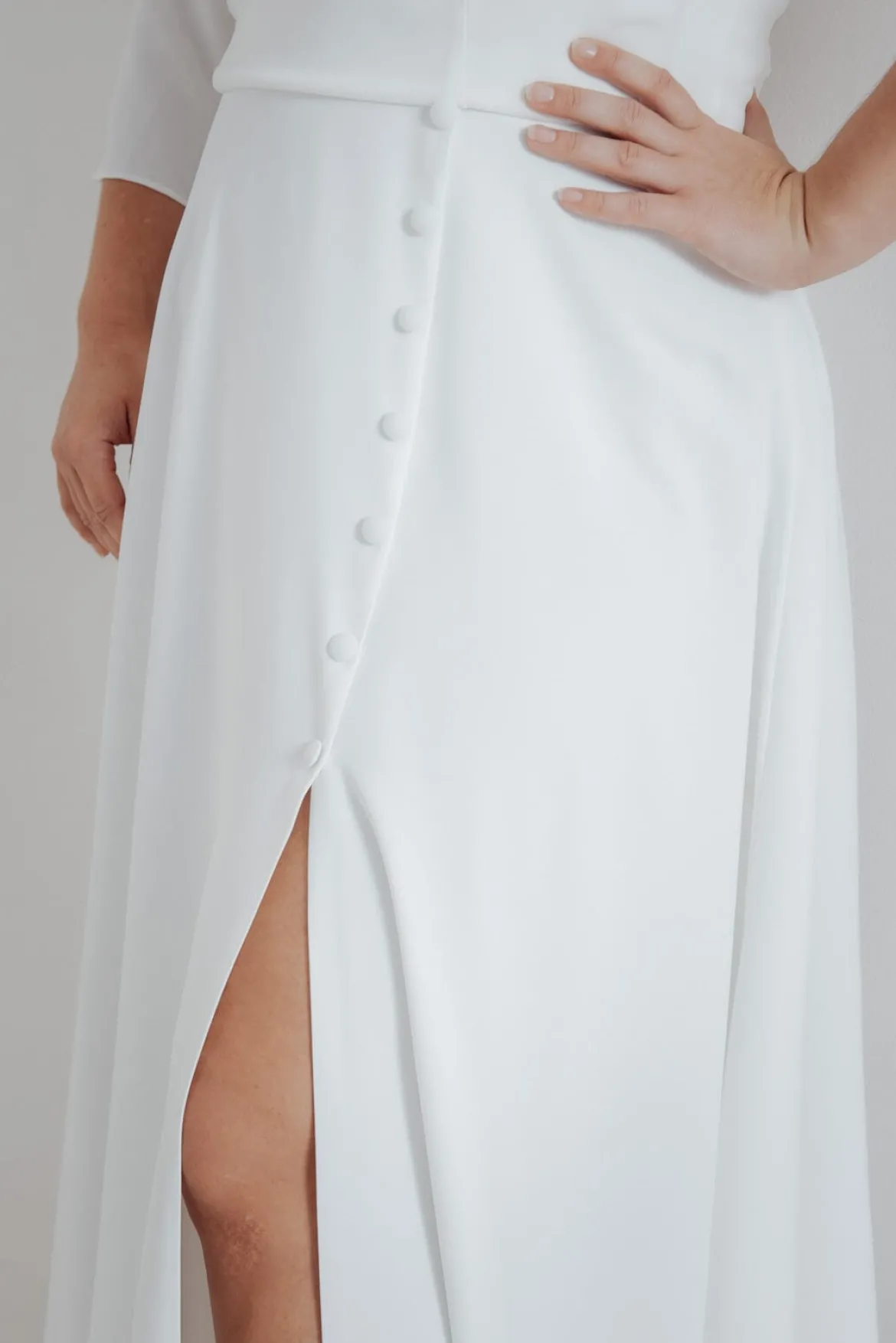 Plus Size Braut Rock mit Schlitz und Zierknöpfen – Eira noni Curvy