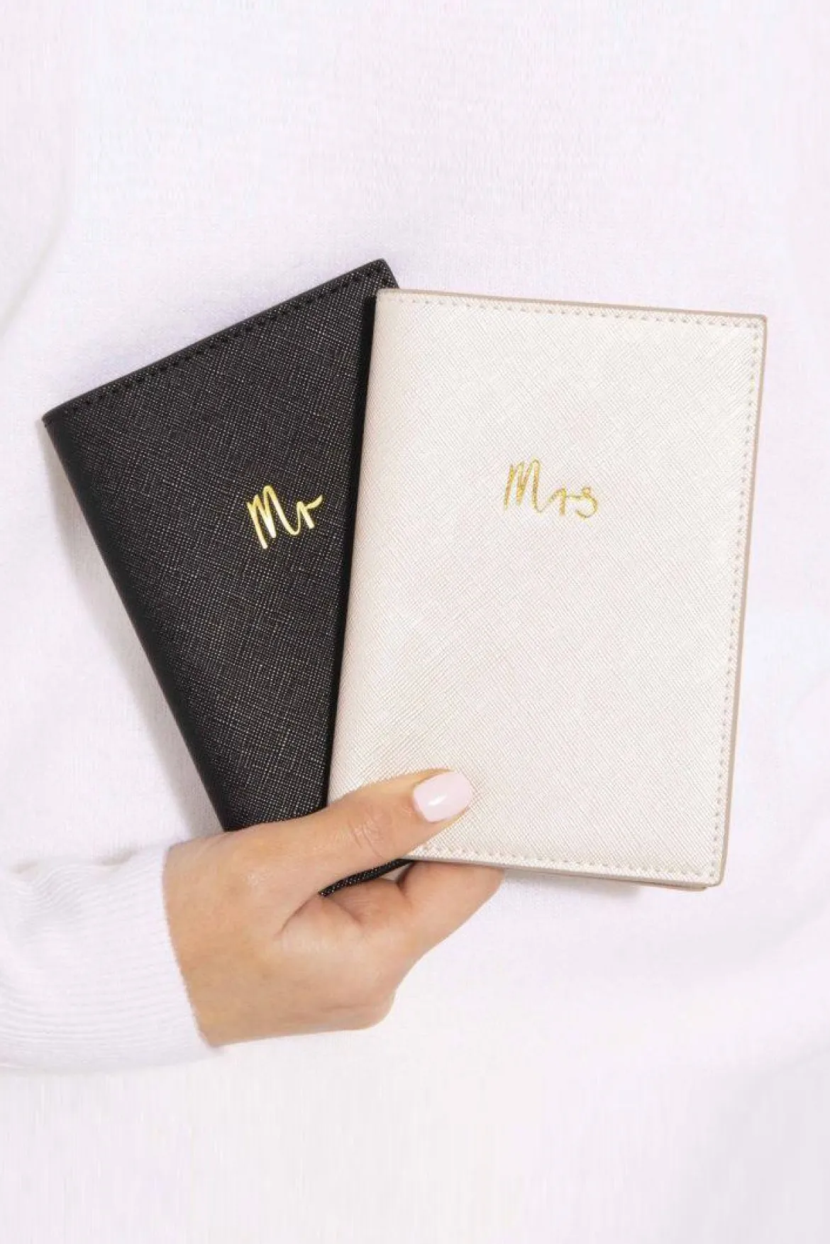 Schwarze Reisepasshülle für den Bräutigam – Katie Loxton