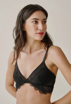 Schwarzes Bralette mit Spitzenverzierung