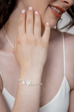 Silbernes Armband mit Blätterdetails und Strass