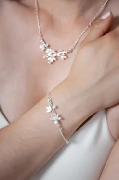 Silbernes Armband mit Blätterdetails und Strass