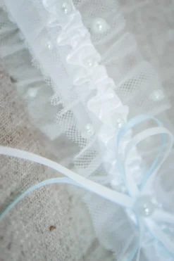 Strumpfband in Ivory mit blauen Kunstperlen