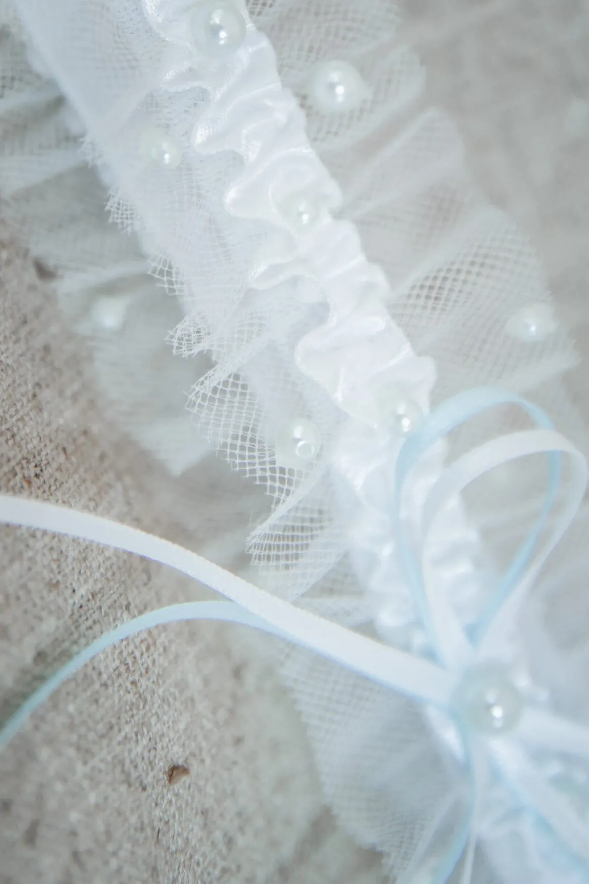 Strumpfband in Ivory mit blauen Kunstperlen