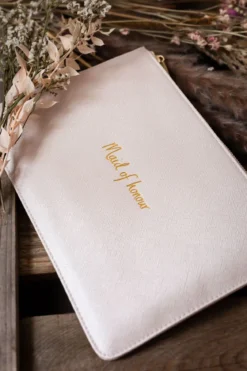 Vegane Clutch mit goldenem Schriftzug "Maid of honour" – Katie Loxton