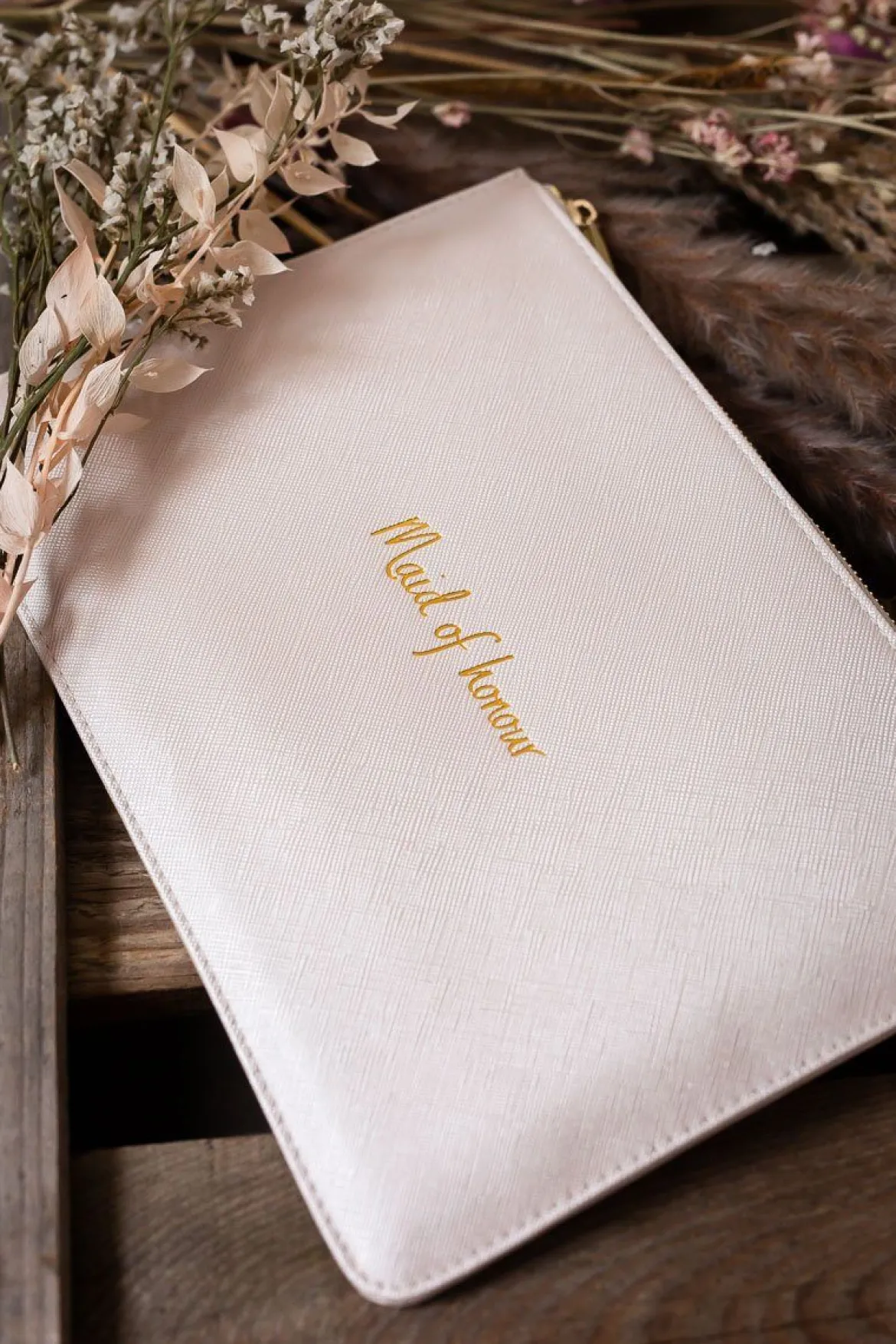 Vegane Clutch mit goldenem Schriftzug "Maid of honour" – Katie Loxton
