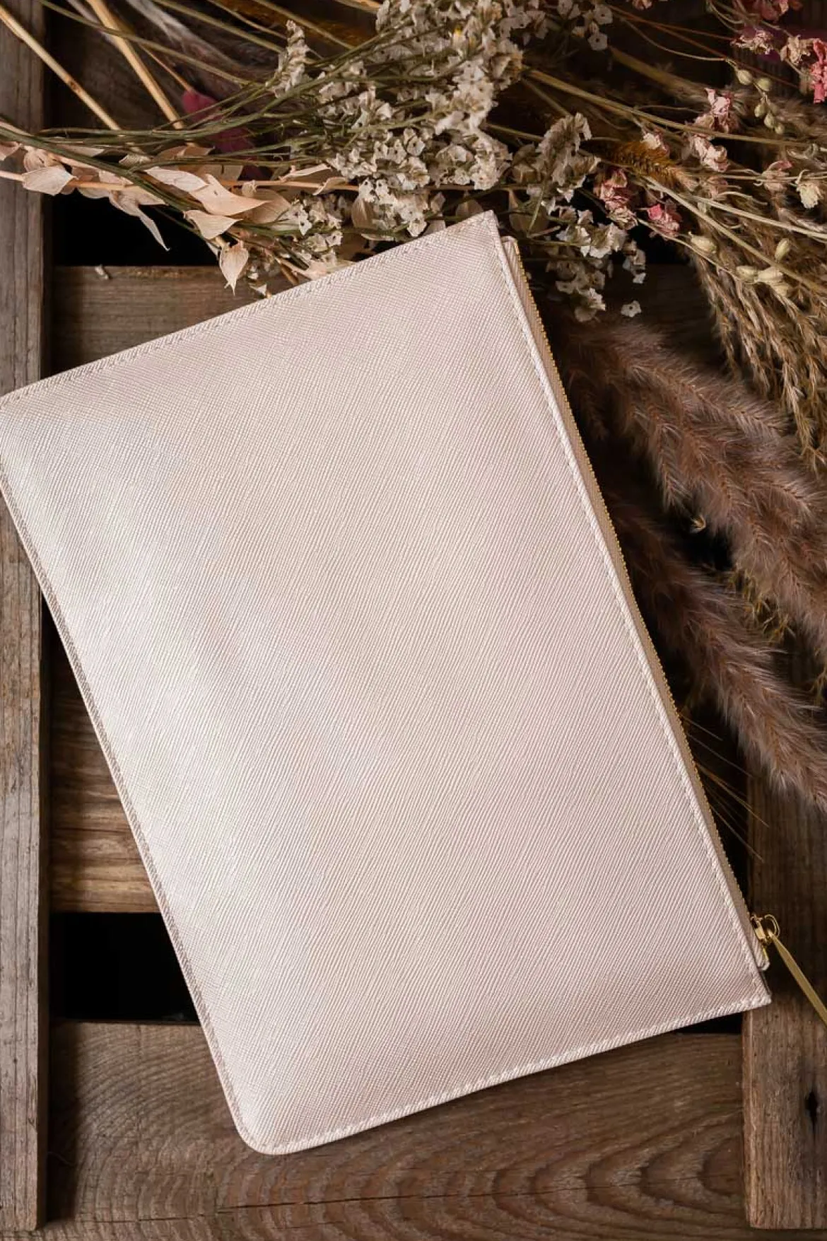 Vegane Clutch mit goldenem Schriftzug "Maid of honour" – Katie Loxton